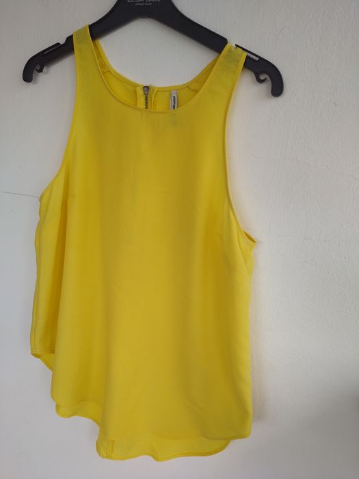 Top amarelo, elegante e fluído - Stradivarius - Tamanho M