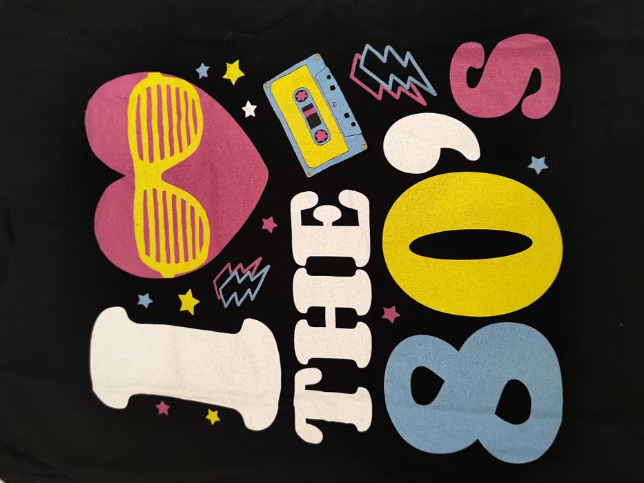 Strój przebranie lata 80-te peruka t-shirt okulary złoty wisior roz M