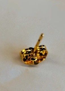 Par de brincos em metal dourado, novos.