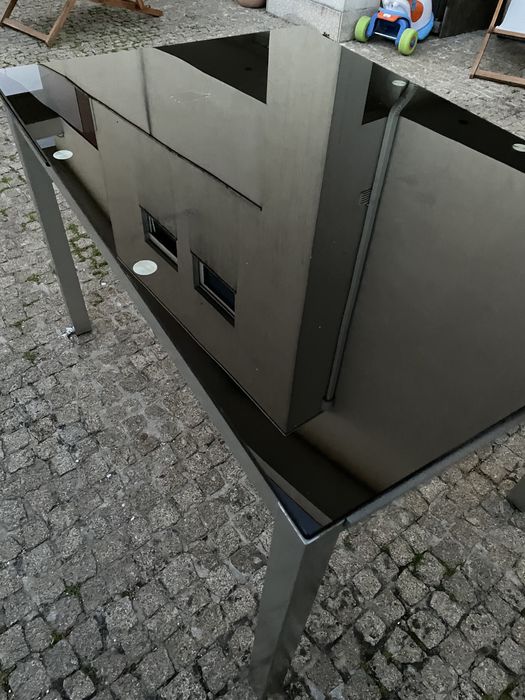 Mesa de cozinha com tampo em vidro preto