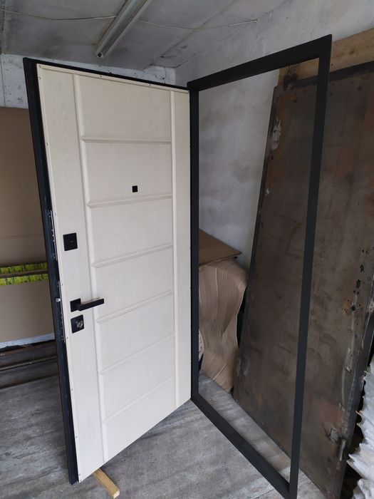 Продам бронированную дверь