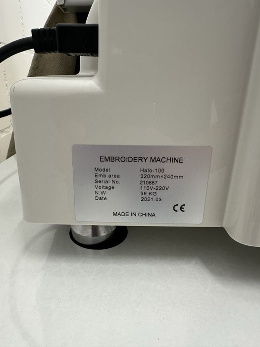 Maquina de bordar - 1 cabeça / 12 cores