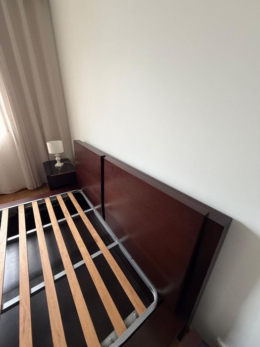 Cama de casal - inclui colchão, estrado, 2 cabeceiras e 2 candeeiros