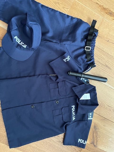 strój policjanta rozm. 110-116 + strój batmana (gratis)