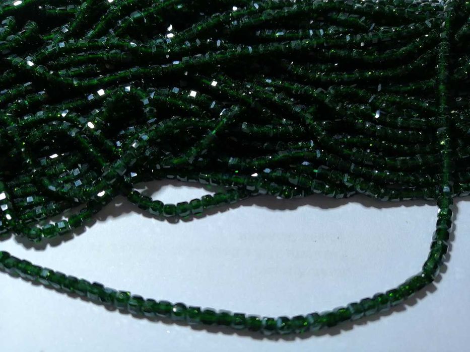 Zielony butelkowy piasek kostka sześcian 2 mm sznur
