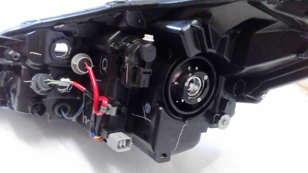 Toyota Yaris III FL Hybrid 2014–2017 – grill + reflektor lewy i prawy