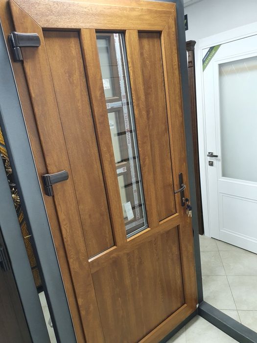 Двері вхідні металопластикові, двері пластикові
