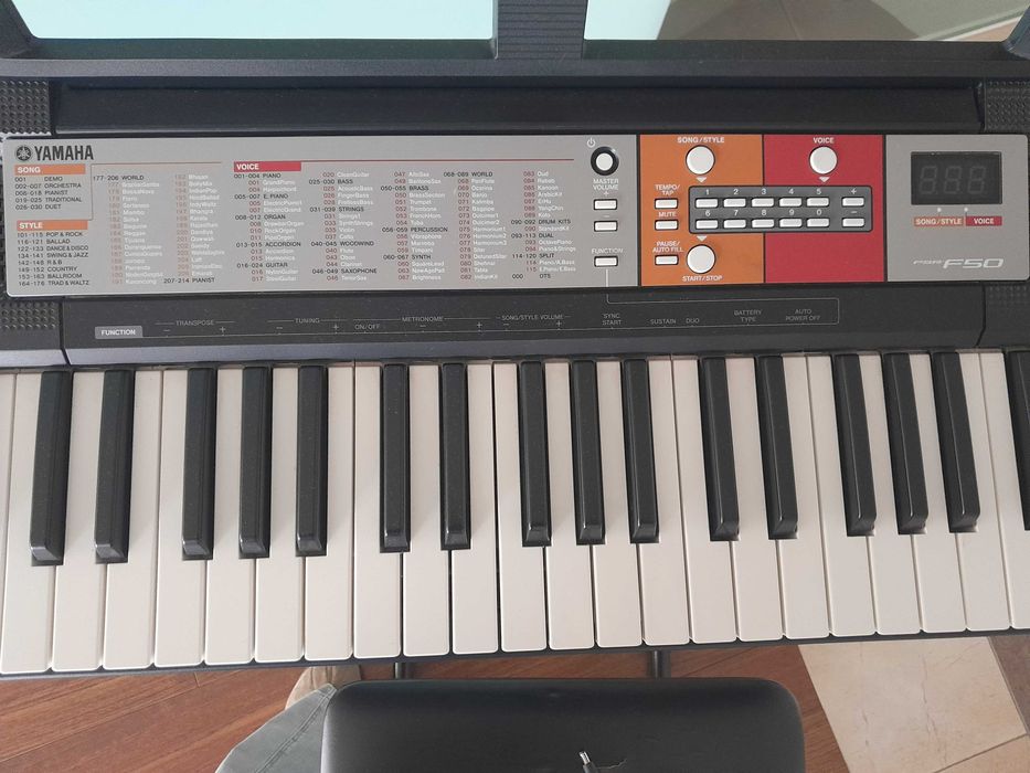 Piano Yamaha PSR-F50   +  Banco  +  Suporte