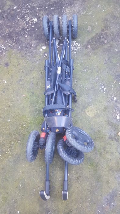 Cadeira  de rodas  para  passeio  de bebê