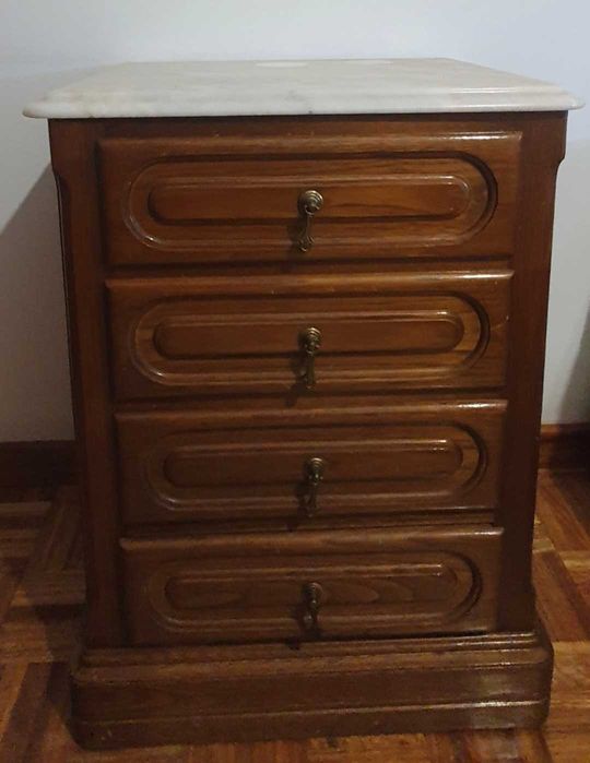 Mobília de quarto completa. Madeira maciça. Pouco uso.