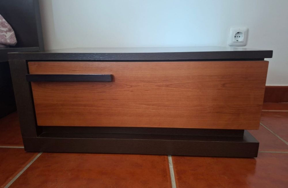 Cama individual em excelente estado com mesa cabeceira móvel tv .