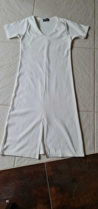 Piękna, biała sukienka na wiosnę i lato 2024