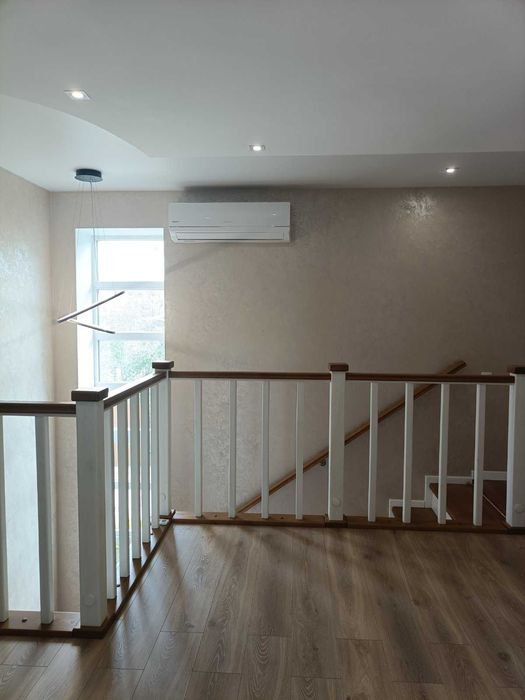 Двоповерховий сучасний будинок. р-н  Яр