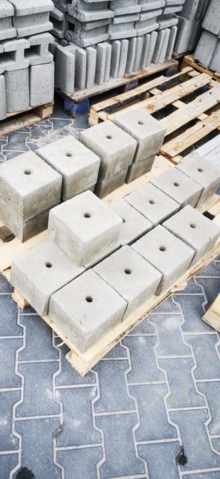 Betonowy fundament do lamp ogrodowych
