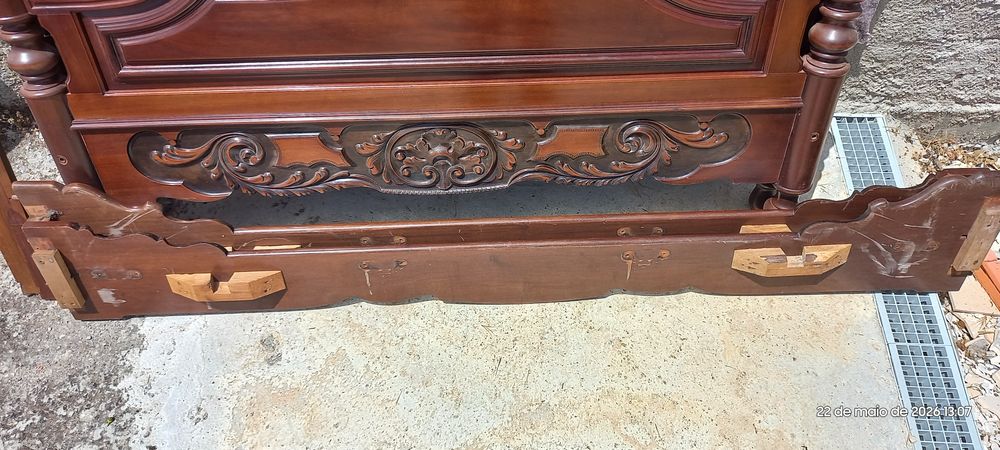 Cama casal de mogno