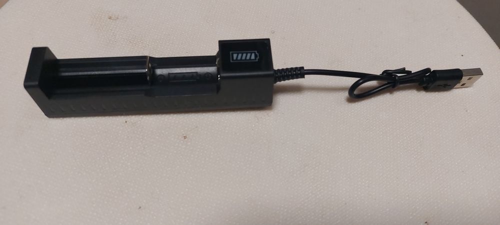 Carregador de pilhas recarregáveis através porta USB.