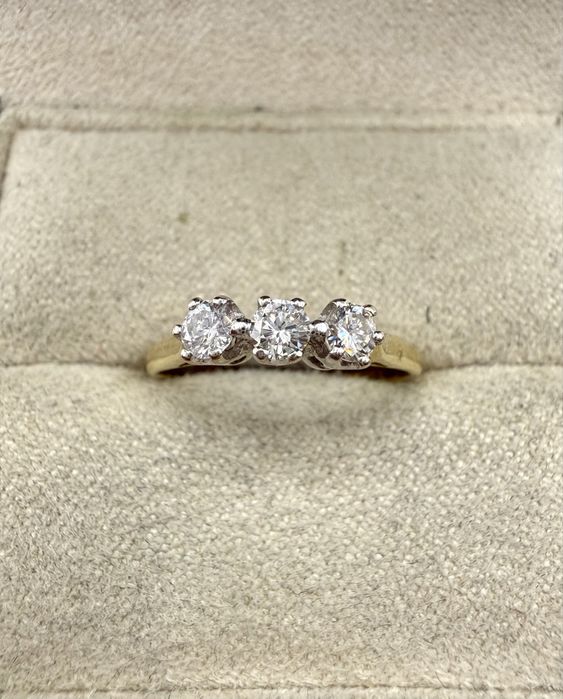 Złoty pierścionek 750 z diamentami 0,30ct Si/G-J