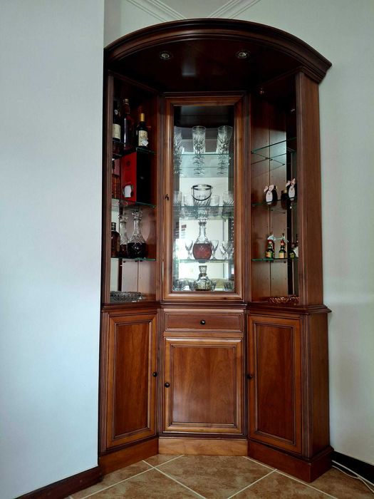 Móvel Bar de Canto em Madeira Maciça de Cerejeira – Estilo Clássico