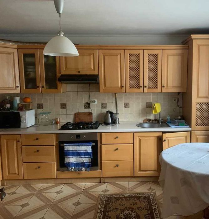 Триповерховий будинок у центрі Яремче 300 м²