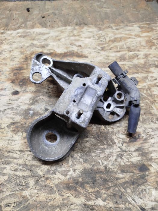 Кронштейн подушки двигуна правий 8E0199352 VW Passat B5, Audi A6 C5