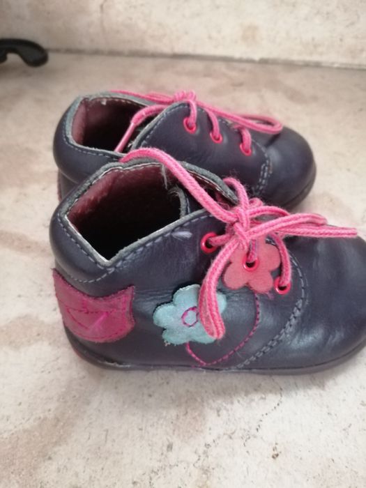 Vários sapatos de bebé