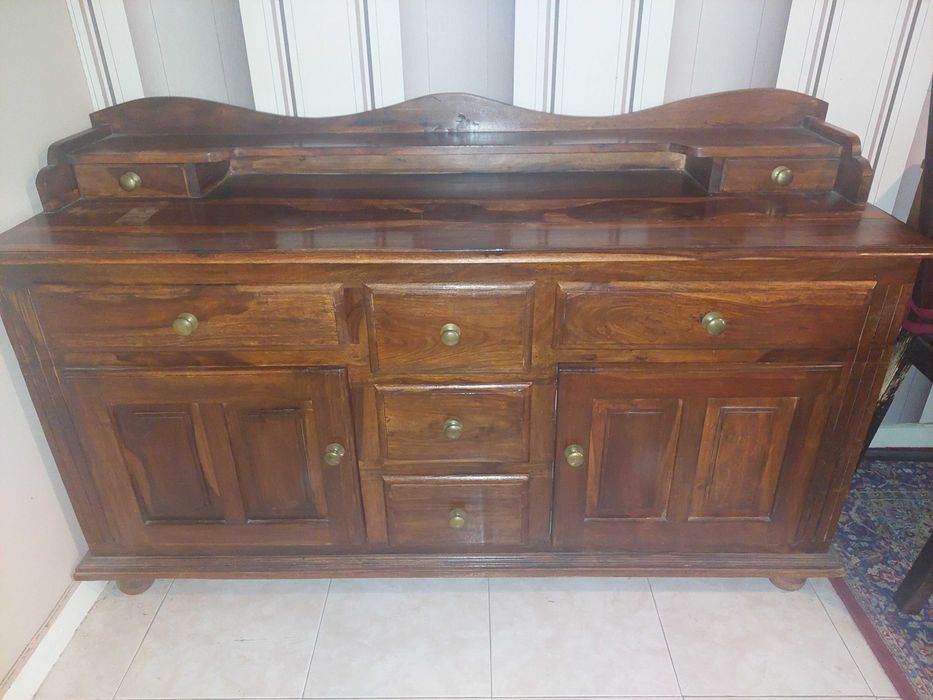 Cómoda em madeira maciça