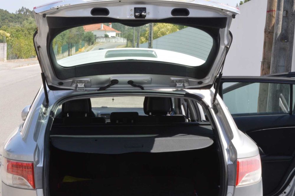 Carrinha Toyota Avensis — photo 4
