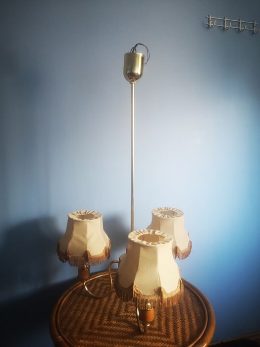 Żyrandol mosieżno drewniany, trzy ramienny.