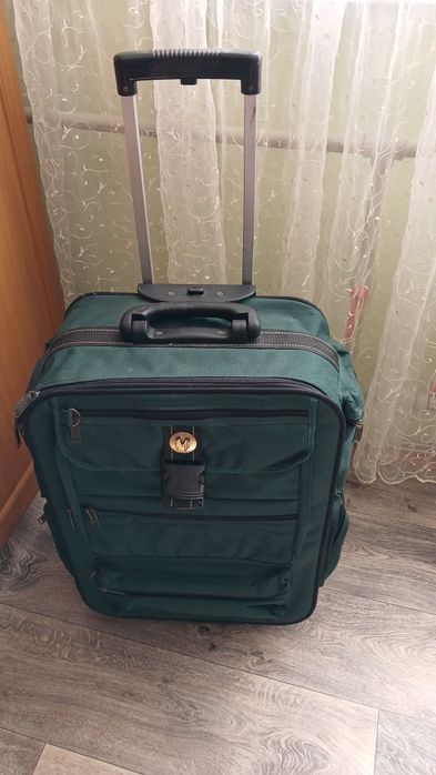 Чемодан на колёсиках для путешествий.