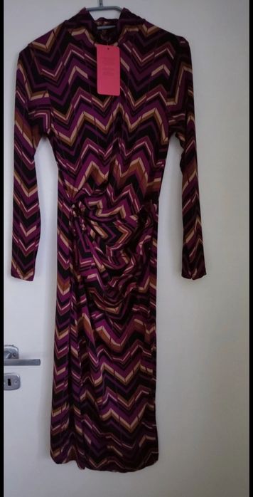Sukienka MIDI w fioletowe zygzaki