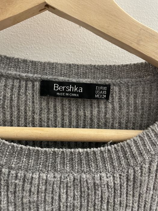 Camisola de malha cinzenta