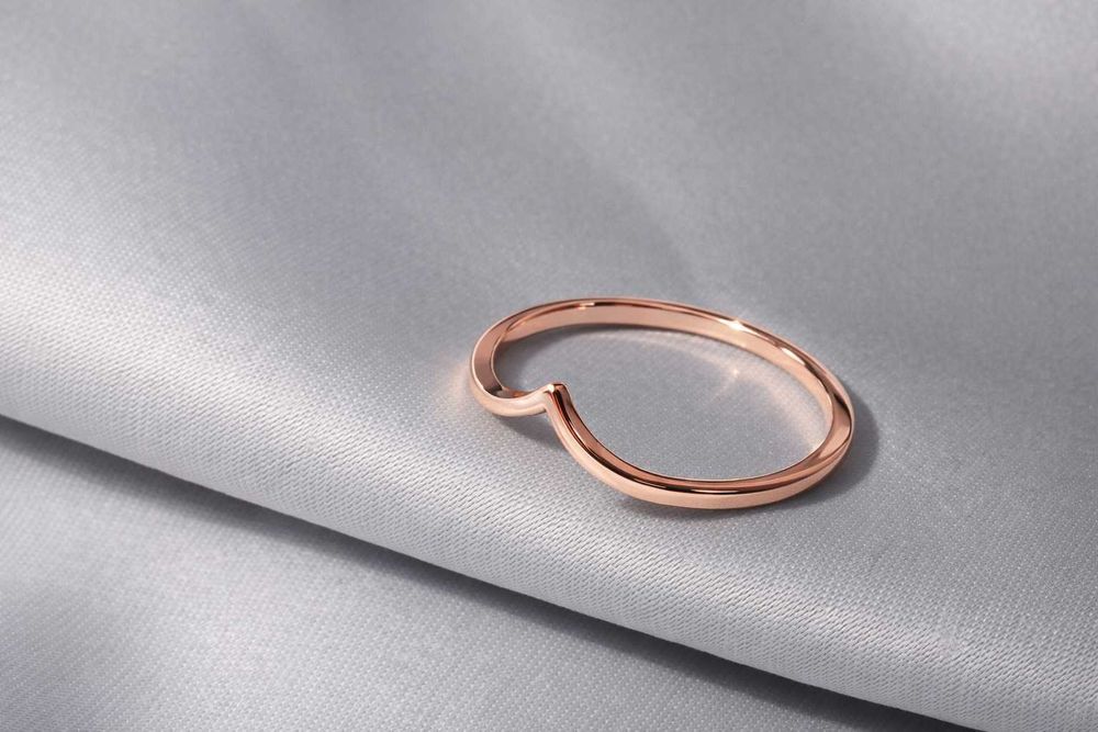 Элегантное кольцо из красного золота