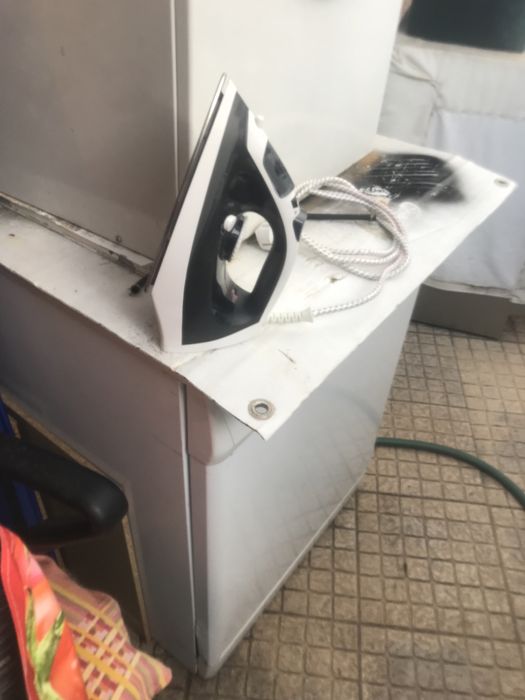 Dois ferros de emgomar a vapor