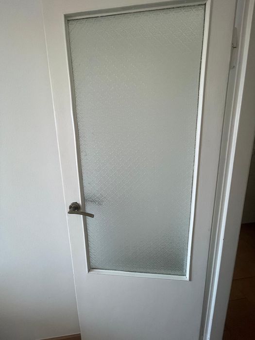 Białe drzwi na sprzedaż