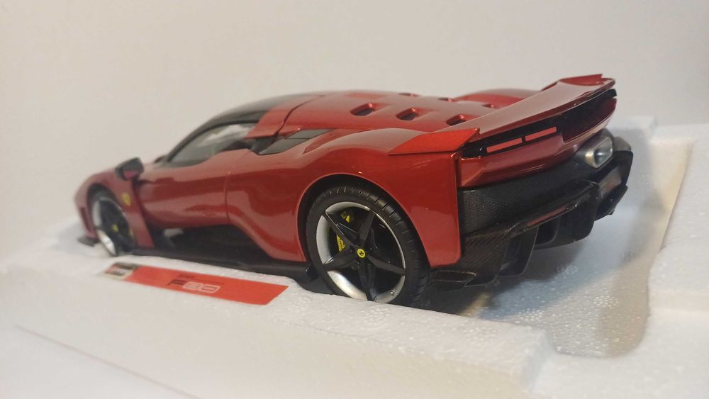 1/18 Ferrari F80 - Burago Signature