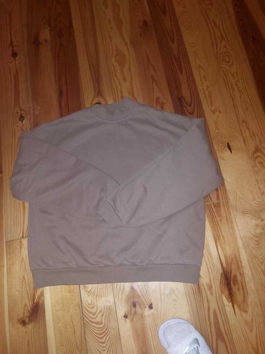Brązowa bluza Bershka.