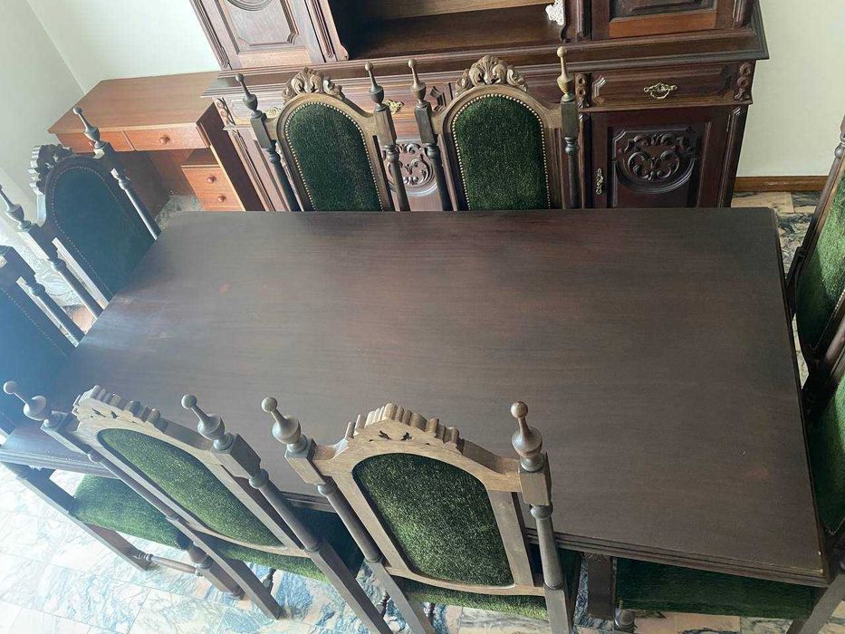 Mesa com cadeiras de sala e móvel de madeira