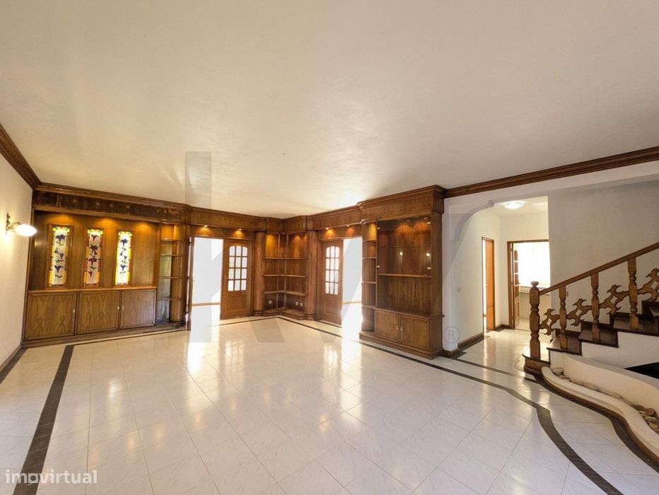T3+1 Villa on Encosta da Penina: Unique Potential with Prime Location