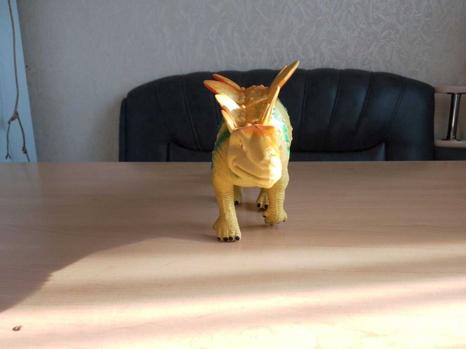 Динозавр - іграшка.