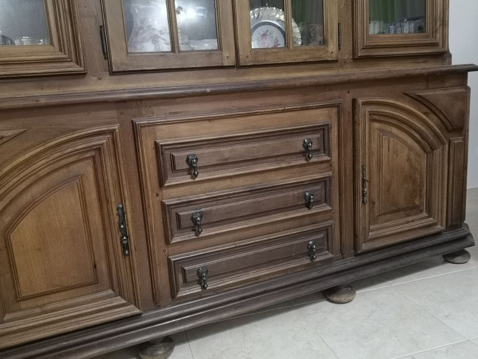 Móvel de sala de jantar, Capela em castanho velho