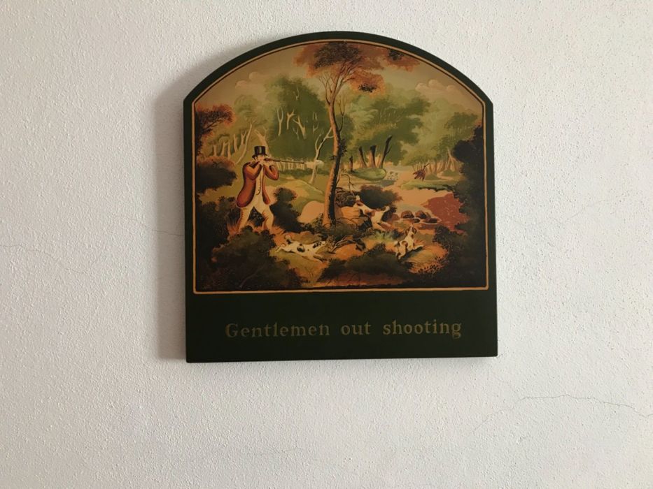 Diversos quadros e pinturas em muito bom estado de conservação.