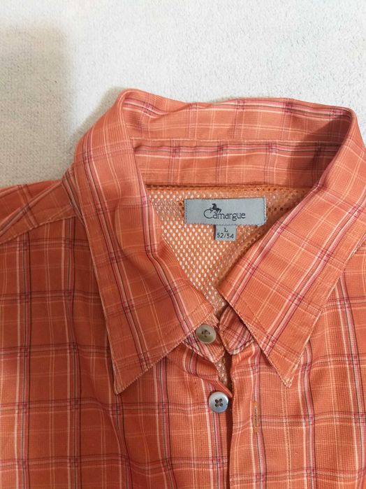 Тениска в отличном состоянии. Очень практичная.