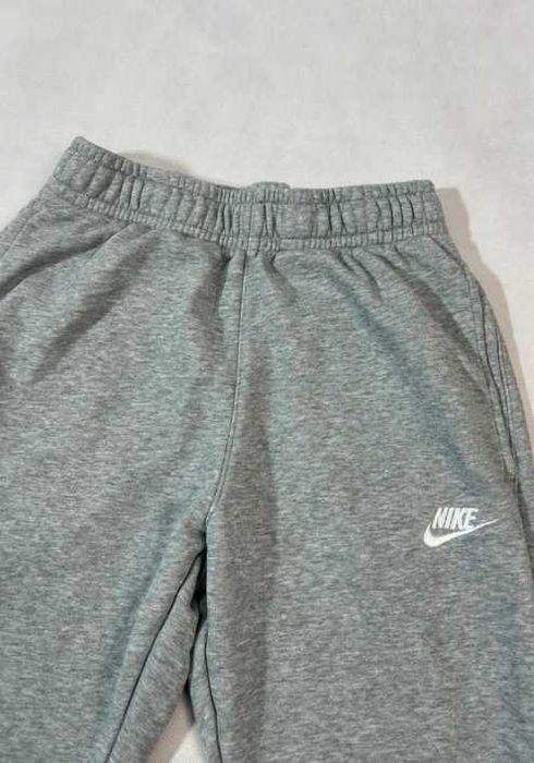 Klasyczne spodnie dresowe dresy Nike szare ze ściągaczami Basic