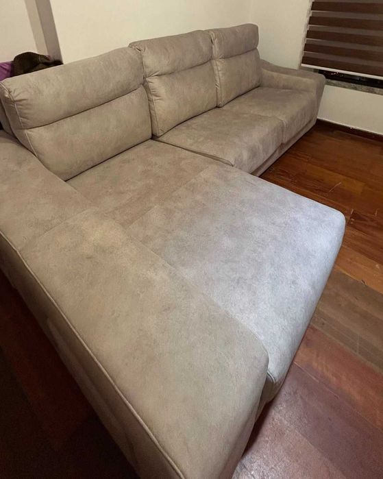 Sofá chaise longue esquerda com poufs