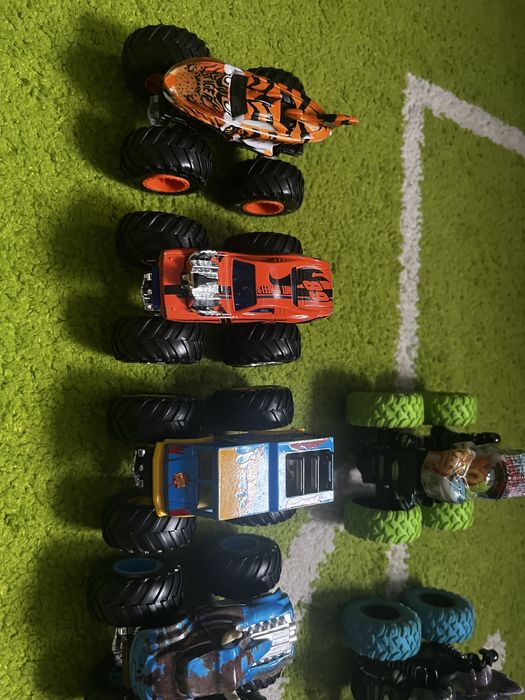 Hot Wheels Truck 7 szt plus gratis 3 auta