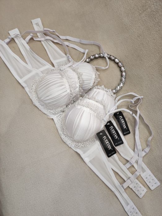 Білий бюстгальтер