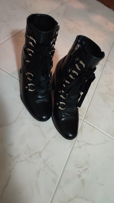 Botas de cano em pele