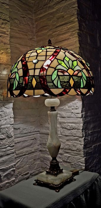 Настольная витражная лампа в стиле Тиффани.