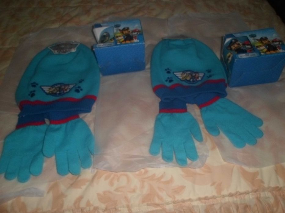 gorro + luvas + caneca  iguais para gémeos novos com etiqueta