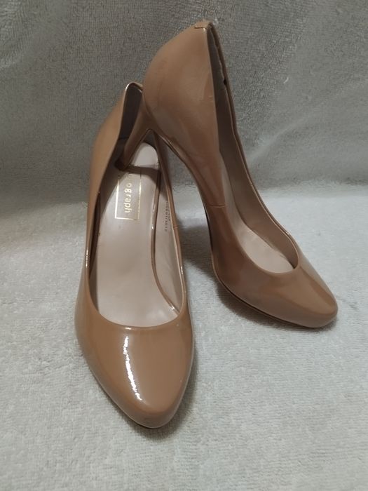 Бежеві туфлі на каблуку